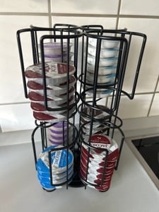 Soporte para cápsulas Eluno para Tassimo, dispensador de cápsulas con capacidad para hasta 64 cápsulas, giratorio 360°, color negro. Foto del cliente 1