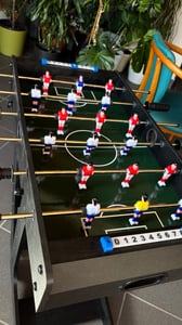COSTWAY, mesa de futbolín plegable, mesa de futbolín con 18 figuras y 2 pelotas, mesa de juego para adultos y niños, futbolín para bares y fiestas, 69x60x71 cm Foto del cliente 3