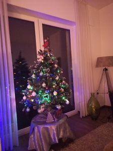 Yorbay Arbre de Noël artificiel 150cm Sapin avec support pour décoration de Noël réutilisable (Sapin de Noël avec neige ) Photo du client 11