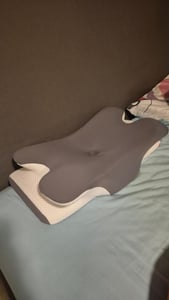 CMYbabee Nackenkissen, Orthopädisches Kopfkissen aus Memory Foam, Ergonomisches Kopfkissen gegen Nackenschmerzen mit Eisseiden Bezug, Grau Kunden-Foto 2