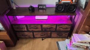 SONGMICS Kommode mit LED-Beleuchtung, Sideboard, Schubladenschrank für Wohnzimmer, mit Ladestation, 7 Schubladen, braun-schwarz Kunden-Foto 1