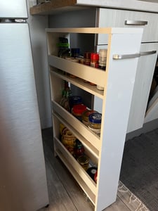 COSTWAY Wózek wnękowy 13 cm, 4-poziomowy wózek kuchenny, półka wnękowa na kółkach, wózek do serwowania z uchwytem i poręczami, drewniana półka łazienkowa, 47,5x13x80,5 cm, biały Zdjęcie produktu od klienta nr 1