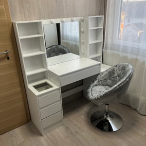 Table de maquillage AODEMOKO avec miroir et prises électriques, éclairage LED. Dispose de 7 tiroirs et 8 compartiments de rangement. Luminosité réglable, étagères ajustables, couleur blanche Photo du client 3
