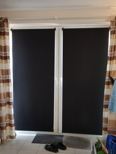 Verdunklungsrollo 100x130cm Schwarz Thermorollo Fensterrollo Klemmfix ohne Bohren Seitenzugrollo Sonnenschutz Wärmeschutz Blickdicht Rollo Kunden-Foto 1