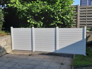 VEVOR 4xPanely záhradný plot 122x122cm plot na ochranu súkromia PVC a pozinkovaný plech zemný hrot vetrolam kovové stĺpiky do 50 cm lamelový plot plot na ochranu súkromia ideálny pre bazénové zariadenia klimatizačné systémy Fotografia od zákazníka č. 1