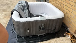 AREBOS Aufblasbarer Whirlpool "Barcelona", 185x185 cm, In- & Outdoor, mit Heizung, 910 Liter, Inkl. Abdeckung, Bubble Spa & Wellness Massage 6 Person Kunden-Foto 5
