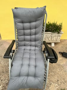 LZQ Gartenliege Klappbar bis 160 kg, Gepolsterter Liegestuhl mit Kopfkissen, Getränkehalter & Seitentasche, Stahlrahmen Relaxliege für Garten, Terrasse & Camping, Schwarz Kunden-Foto 3