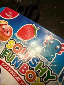 Juego de 8 juguetes sensoriales para apretar: SQUISHRA, fresa y amigos Foto del cliente 5