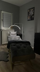 Andoer HD-M5X 36W podłogowa lampa wideo LED Half Moon Filling Light 3000K-6000K z możliwością ściemniania i 180cm/70.9in metalowym stojakiem na lampę uchwytem na telefon pilotem zdalnego sterowania do salonu kosmetycznego makijaż transmisja na żywo światło nocne Zdjęcie produktu od klienta nr 1