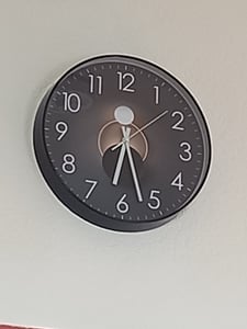 Leuchtende Wanduhr - Funkgesteuert - 4 blaue LEDs - Dunkelheitssensor - 3 Beleuchtungsmodi: Permanent/Aus oder Automatisch - 30 cm Kunden-Foto 1