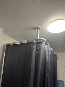 ALU DECKENHALTERUNG EXTRA DICK 28mm Weiß Aufhängung für WINKELSTANGE DUSCHVORHANGSTANGE Kunden-Foto 1