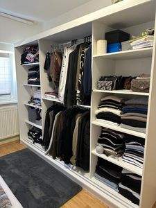 Ein sehr schöner Schrank und schön groß innen, siehe Bild