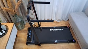 Sportconic Elektisches Laufband bis 12 km/h, Klappbares Walking Pad für Zuhause & Büro, mit 9 % Steigung, LED-Display, Tablet-Halter, Schutzmatte Kunden-Foto 1