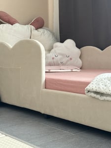Letto per bambini Flieks imbottito 140x200cm con cuscino, letto matrimoniale a terra con rete a doghe e protezione anticaduta, letto per bambini con rivestimento in velluto, beige Foto del cliente 4