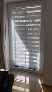 Sonello Doppelrollo Klemmfix ohne Bohren Duo Rollo Klemmrollo Sonnenschutzrollo Fensterrollo für Fenster & Türen Zebrarollo Seitenzugrollo 115cm x 210cm Weiß Kunden-Foto 2