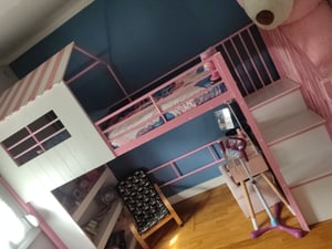 Lit superposé Merax, lit mezzanine 90 x 200 cm avec motif maison, lit d'enfant avec barrières de sécurité, étagère de rangement, escalier sécurisé pouvant être monté à gauche ou à droite, lit pour adolescent, blanc Photo du client 1