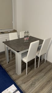 Ensemble de salle à manger Mondeer comprenant une table et 4 chaises. Table de salle à manger en bois, modèle cuisine, en chêne et blanc Photo du client 2