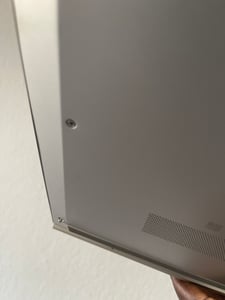 Zrekonstruovaný notebook HP Elitebook 840 G9, určený pro podnikové použití, s 14palcovým displejem, procesorem Intel Core i5-1235U, 16 GB RAM, 2 TB SSD a operačním systémem Windows 11 Pro Fotografie od zákazníka č. 2