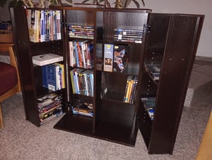 VEVOR, regál na médiá, 4-poschodový regál na DVD, 610x368x846 mm, skriňa na médiá, úložný priestor na CD, DVD, knihy, hry, regál na CD do obývačky, domáceho pracoviska alebo štúdia, hnedá farba Fotografia od zákazníka č. 1