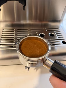 HAUSPROFI Siebträgermaschine mit Mahlwerk, All-in-One Espressomaschine 15 Bar, mit Milchaufschäumer, PID & Manometer, 2,8L Wassertank Kunden-Foto 4