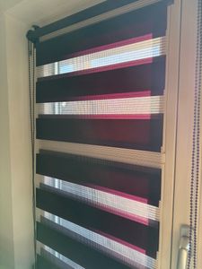 Sonello Doppelrollo Klemmfix ohne Bohren Duo Rollo Klemmrollo Sonnenschutzrollo Fensterrollo für Fenster & Türen Zebrarollo Seitenzugrollo 50cm x 130cm Lila Kunden-Foto 1
