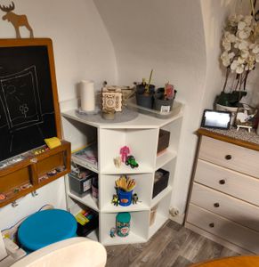 COSTWAY 3-stöckiges Eck-Bücherregal mit Ladestation, Eckregal mit 9 Fächern, 2 USB-Anschlüssen&4 Steckdosen, Aufbewahrungsregal für Schlafzimmer Natur Kunden-Foto 1