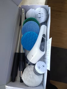 Elektrische Reinigungsbürste, kabelloser Drehschrubber mit 5000 mAh Akku, IPX7 wasserdicht, mit verstellbarem Verlängerungsgriff und 7 Bürstenköpfen Kunden-Foto 1