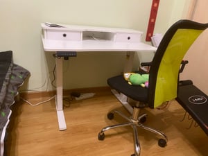 Escritorio de pie y sentado ajustable en altura, mesa de ordenador eléctrica de 100x60 cm con soporte para monitor, cajones, estantes y 2 ganchos, color blanco Foto del cliente 1