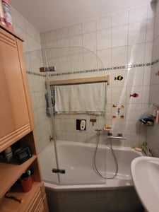 SONNI Badkuipafscheiding, doucheafscheiding voor badkuip, zilverkleurig, 100x130cm, 6mm glas, veiligheidsglas, inklapbare badkuipafscheiding Klantenfoto 1