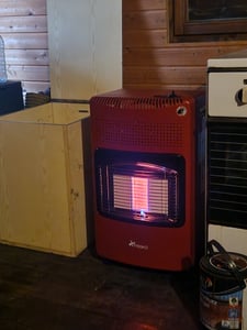 TRESKO® 4200 Watt Gasheizer Anthrazit inkl. Gasdruckregler Gasschlauch + Abdeckung | Gasofen Gasheizofen Keramik mit 3 Stufen | Infrarot Gasheizgerät Heizstrahler für Butan- oder Propangasflaschen bis 15 kg Kunden-Foto 4