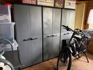 Keter Keter Più Aufbewahrungsschrank - 1 Fachboden - 39x68x83cm - Dunkelgrau/Schwarz Kunden-Foto 3