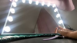 VANITII Hollywood Schminkspiegel 100cm x 80cm mit LED Beleuchtung 3 Lichtmodus Kristallen Bluetooth Kosmetikspiegel für Badzimmer Schminktisch Weiß Kunden-Foto 8