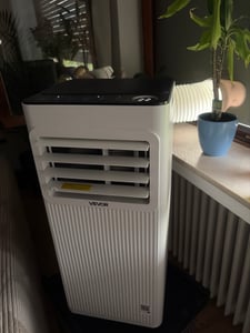 SucceBuy Mobile Klimaanlage 9000 BTU 2,6 kW mit Abluftschlauch, 3-in-1 Klimagerät für Kühlung, Lüftung und Entfeuchtung, Tragbares Gerät mit LED-Display, Fernbedienung und 24-Stunden-Timer für Innenräume Kunden-Foto 1