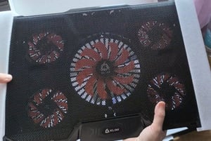 KLIM Cyclone - Laptop Kühler - Ständer - Maximale Kühlung - Schütze Dein Laptop - 5 Lüfter 2200 & 1200 RPM - Cooling Pad für Computer PS5 PS4 Xbox One - Rot Kunden-Foto 1