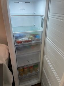 HISENSE FV298N4AWC Gefrierschrank, Türanschlag wechselbar, NoFrost, 240 Liter, LED Innenbeleuchtung, Weiß Kunden-Foto 2