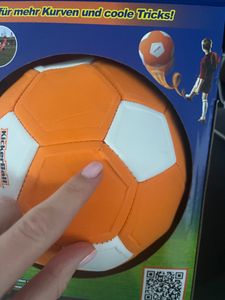 Original KickerBall 2.0 di Swerve Ball, Cuciture rinforzate, Pallone speciale per curve estreme, Leggero come una piuma, Aerodinamico, Pallone da trick con spin, Per Foto del cliente 4