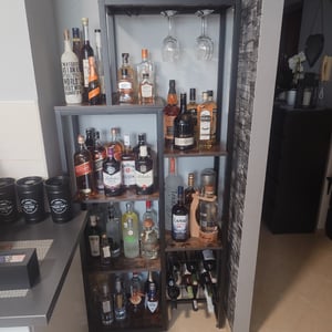 Stojak na wino Tribesigns wolnostojący podłogowy, 5-poziomowy stojak na wino z uchwytem na kieliszki i schowkiem na wino, przemysłowy stojak na wino szafka do winiarni Zdjęcie produktu od klienta nr 1