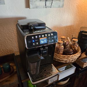 Philips Kaffeevollautomat 5400 Series, 12 Kaffeespezialitäten, LatteGo Milchsystem, Touchdisplay, Schwarz (EP5441/50) Kunden-Foto 1