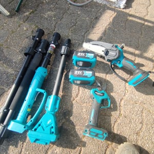 Akumulatorowy sekator tyczkowy 3 w 1 Bezszczotkowy elektryczny teleskopowy sekator tyczkowy Piła ogrodnicza Nożyce ogrodowe z 2 × akumulatorem, długość tyczki 2 m, Kompaktowy sekator tyczkowy do przycinania drzew Zdjęcie produktu od klienta nr 1
