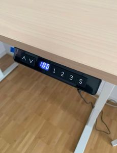 Schreibtisch 140 x 70 cm, Elektrisch höhenverstellbarer Schreibtisch, mit Memory-Funktion und Anti-Kollisions Technologie Schnelles laden USB/Typ C Kunden-Foto 7
