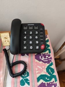 Telefono fisso Grundig per anziani - Con tasti grandi, tasto di chiamata d'emergenza e tasti fotografici - Squillo forte - Telefono con collegamento via cavo - Adatto ad anziani e ipovedenti Foto del cliente 1