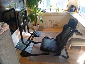GTPLAYER, soporte para volante de simulador de carreras, con altavoces estéreo 3D, soporte para monitor, soporte de volante ajustable y soporte para palanca de cambios Foto del cliente 2