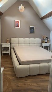 Čalouněná postel SOFIA 180x200 - s podstavcem pod postel, manželská postel s úložným prostorem a lamelovým roštem, vzhled skříňové pružiny, bez matrace, postel - krémová Fotografie od zákazníka č. 1