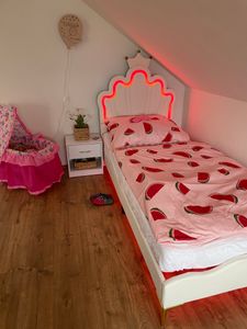 Flieks Lit rembourré 90x200cm avec sommier à lattes, Lit d'enfant avec tête de lit en forme de couronne, Lit d'adolescent Lit simple avec Led, Lit de princesse Lit en bois, PU Photo du client 2
