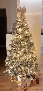 COSTWAY 225cm albero di Natale artificiale con neve incl. 1010 aghi in PVC, 450 luci LED bianco caldo e supporto in metallo, abete, albero di Natale, bianco Foto del cliente 12