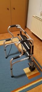 TolleTour Alu Rollator klappbar, Gehhilfe Laufhilfe Höhenverstellbar, mit Sitz, 4-Räder, bis 180kg belastbar, Leichtgewicht Kunden-Foto 2