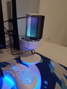 FIFINE PC Microphone RGB Streaming Gaming Podcast Studio avec contrôle RGB, bouton de coupure du son, prise casque, filtre pop Photo du client 1