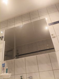 Weißes UV-Hochglanz Badmöbel-Set mit LED-Schminkspiegel und zwei hohen Seitenschränken, modernes Bad Aufbewahrungsset Kunden-Foto 1