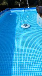 Redkey S100 Kabelloser Poolroboter für 100 m², automatischer Poolsauger hält 130 Minuten mit starker Saugkraft, 180μm für oberirdischen/flachen Pool Kunden-Foto 4