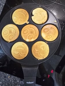 endusor® Poêle à crêpes pour enfants avec Smiley 26 cm - 3 fois anti-adhésive - pour induction Vitrocéramique gaz & électrique - Poêle à crêpes Smiley pour enfants avec Emoji Photo du client 1
